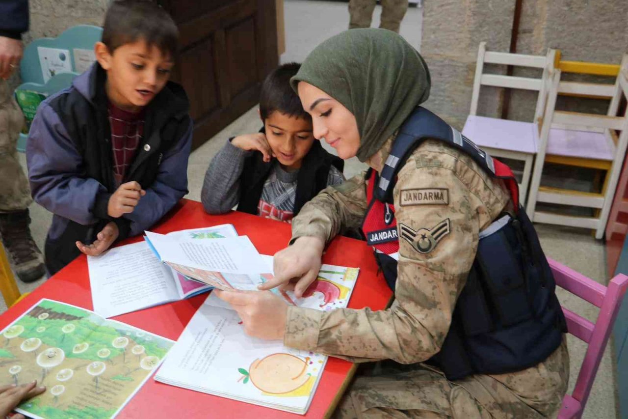 Jandarma görevlileri köy öğrencileriyle zaman geçirdi