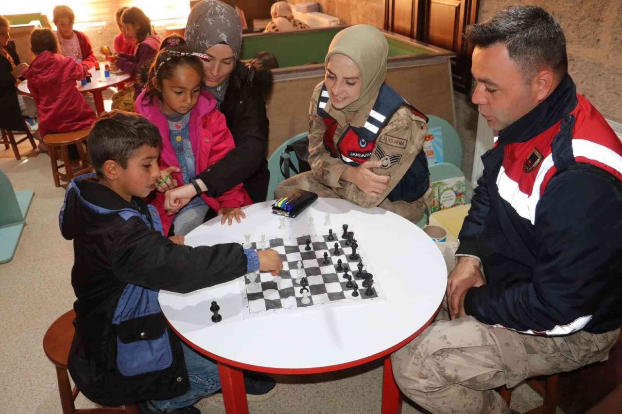 Jandarma görevlileri köy öğrencileriyle zaman geçirdi