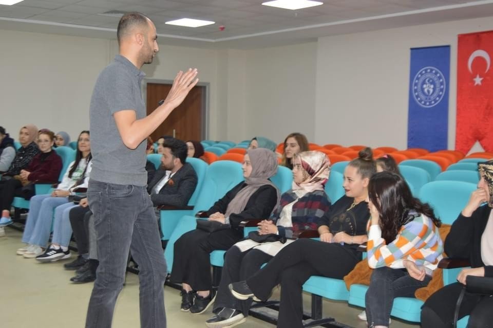 Tatvan’da “Etkili Sunum Becerileri ve Diksiyon Eğitimi” başladı