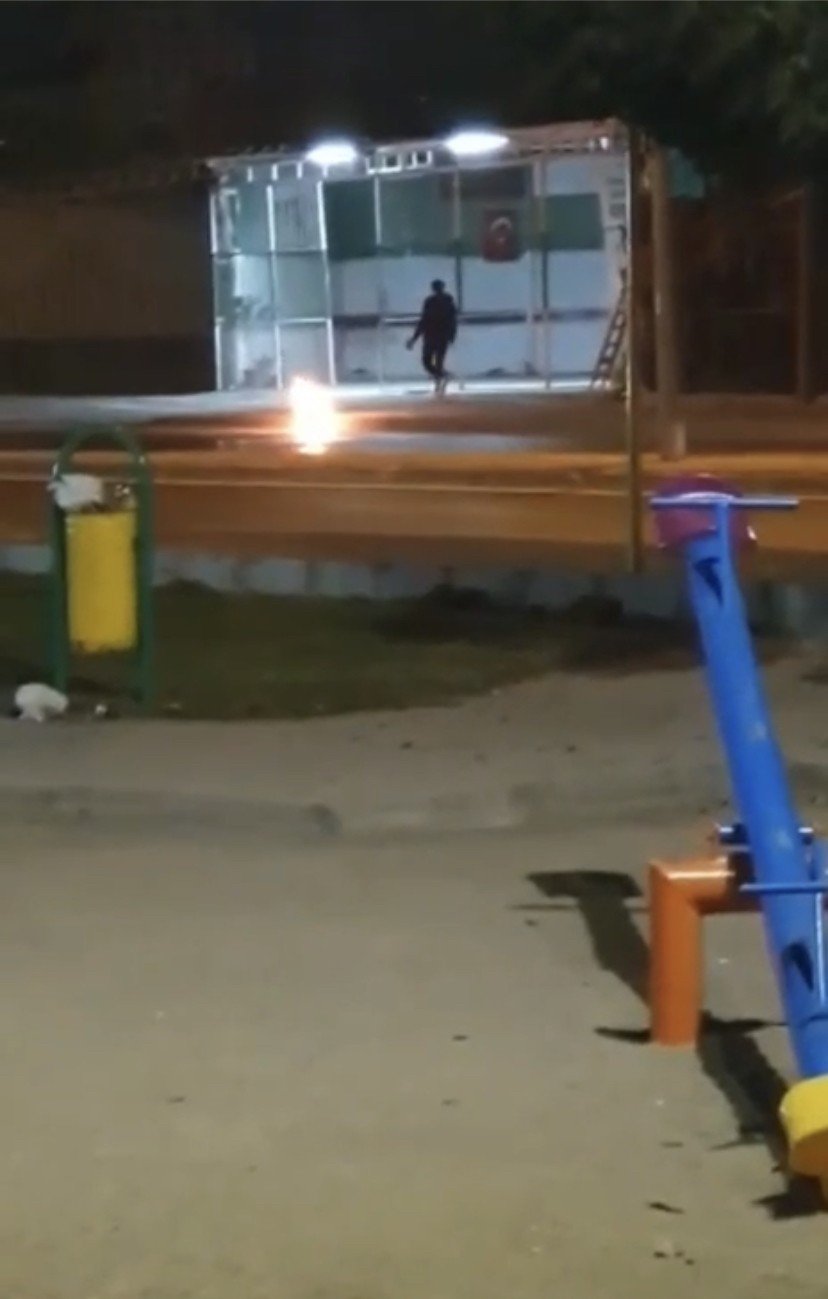 Bursa’da alev alan piknik tüpünü kovalarla su dökerek söndürdüler