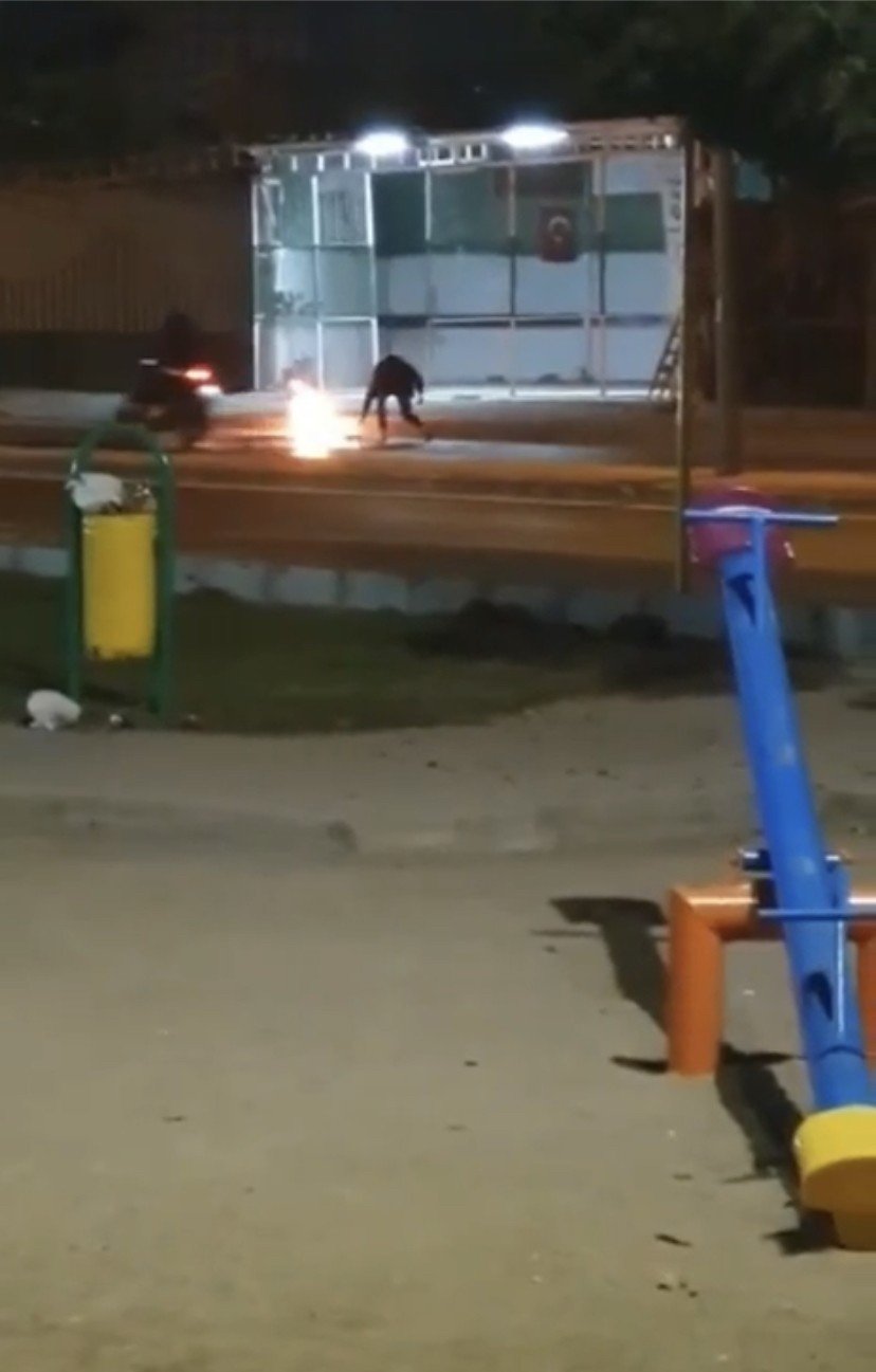 Bursa’da alev alan piknik tüpünü kovalarla su dökerek söndürdüler