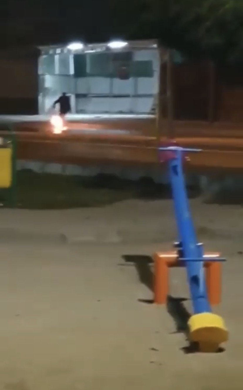 Bursa’da alev alan piknik tüpünü kovalarla su dökerek söndürdüler