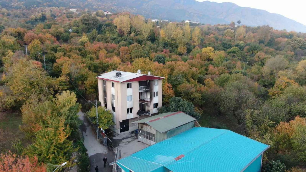 Bursa’da 8’i çocuk 9 kişiye mezar olan ev dron ile havadan görüntülendi