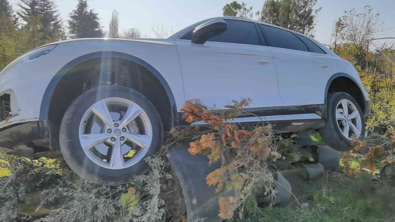 Bisiklete çarpan cip askıda kaldı