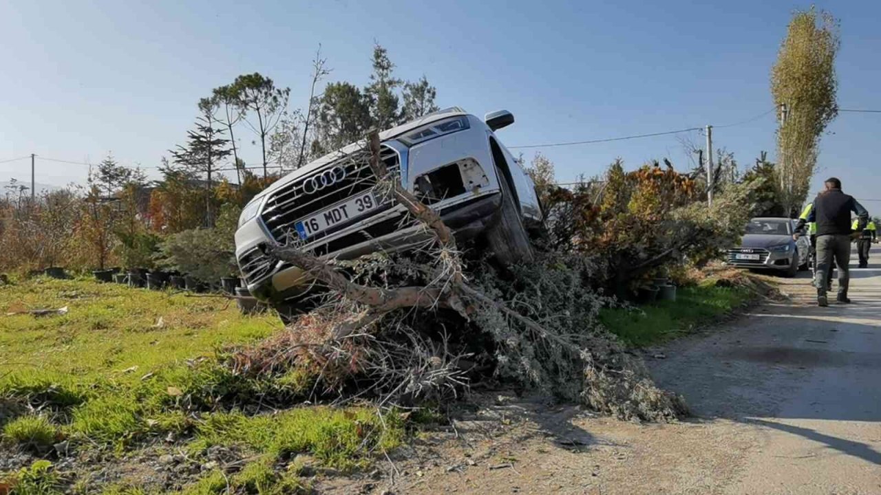 Bisiklete çarpan cip askıda kaldı