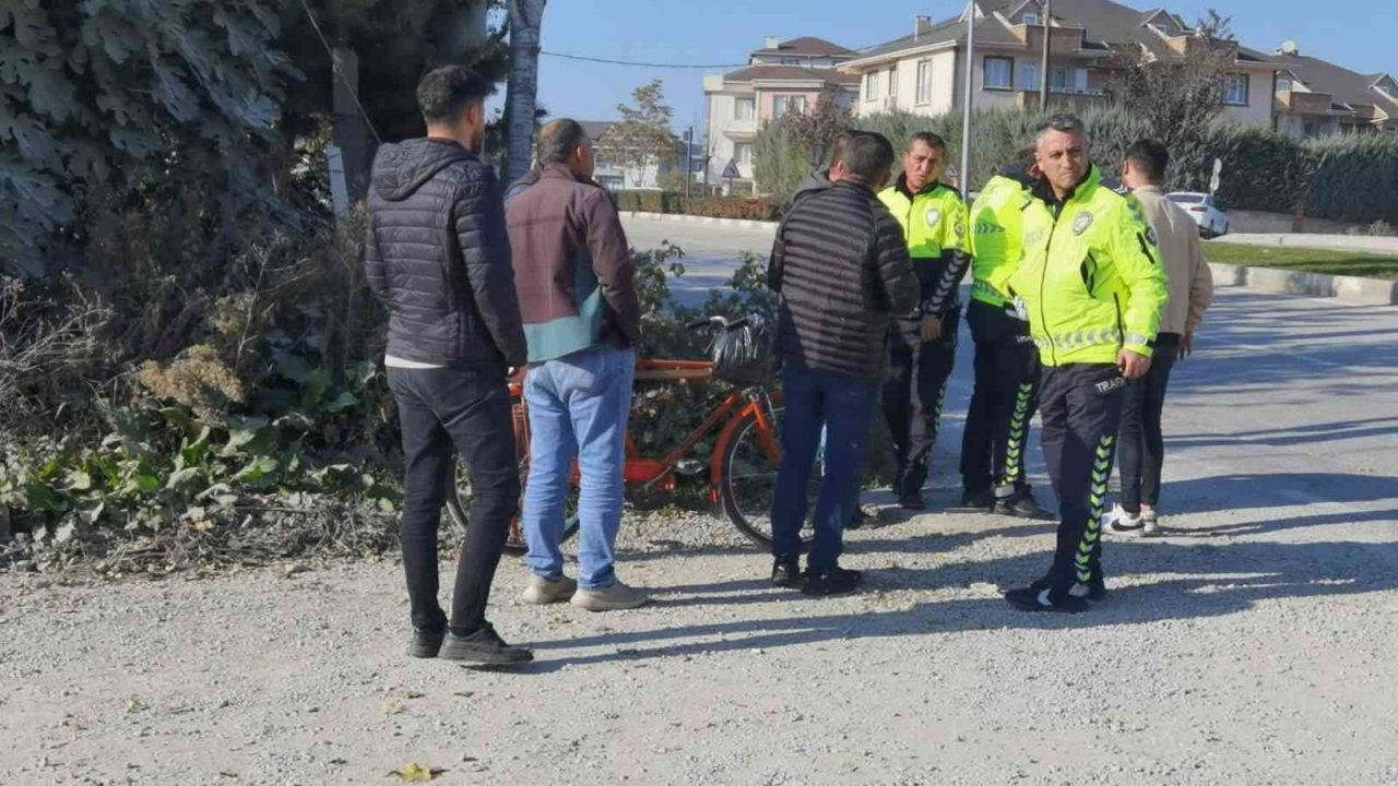 Bisiklete çarpan cip askıda kaldı