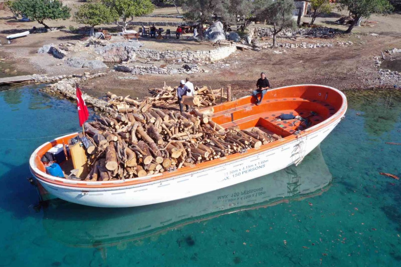 Karadan ulaşım yok, tomruklar denizden taşındı