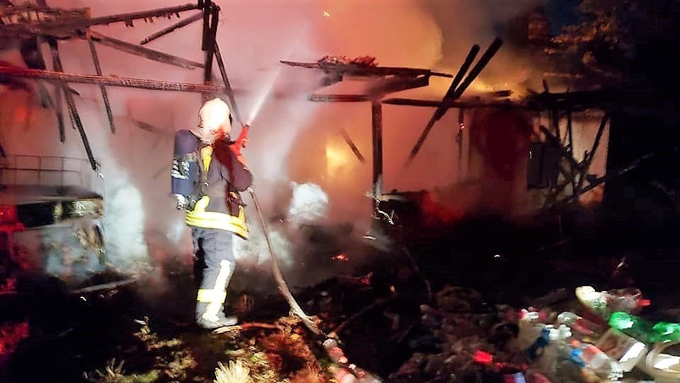 Metruk bina alevlere teslim oldu