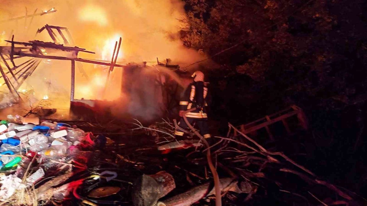 Metruk bina alevlere teslim oldu