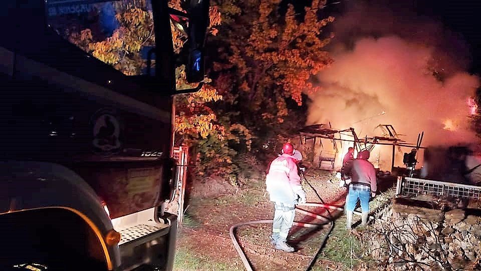 Metruk bina alevlere teslim oldu