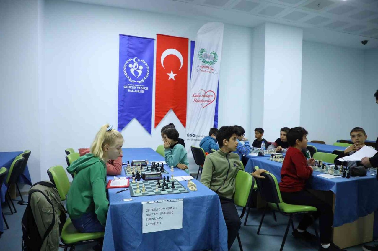 Çocuklar ‘Cumhuriyet Satranç Turnuvasında’ kıyasıya mücadele etti