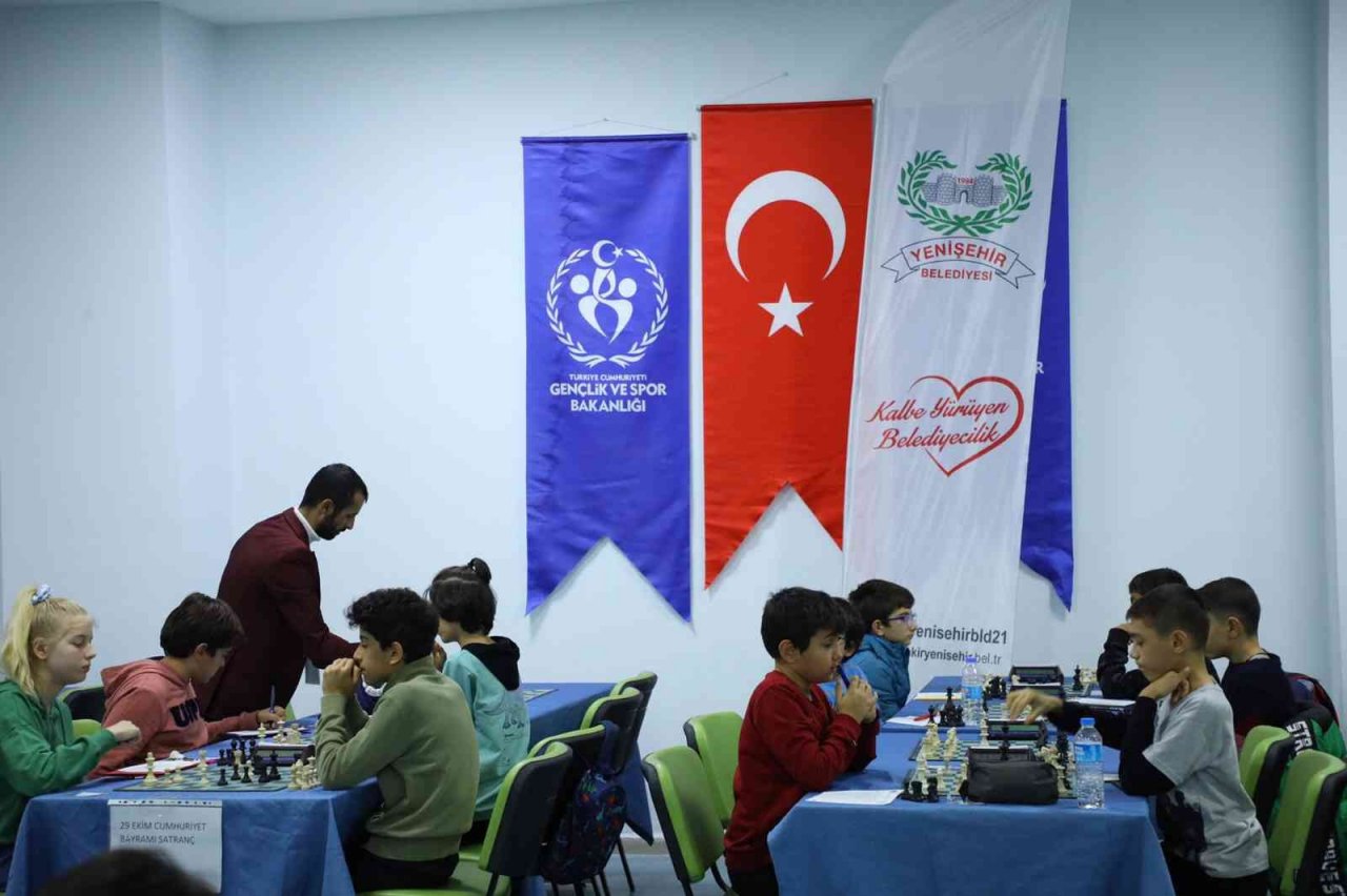 Çocuklar ‘Cumhuriyet Satranç Turnuvasında’ kıyasıya mücadele etti