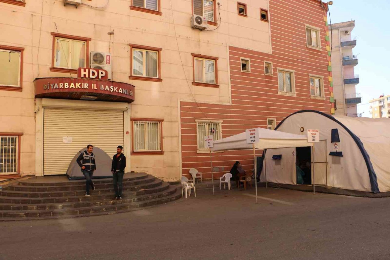 Engelli çocuğunu evde bırakan anne dağda olan çocuğu için evlat nöbetini sürdürüyor