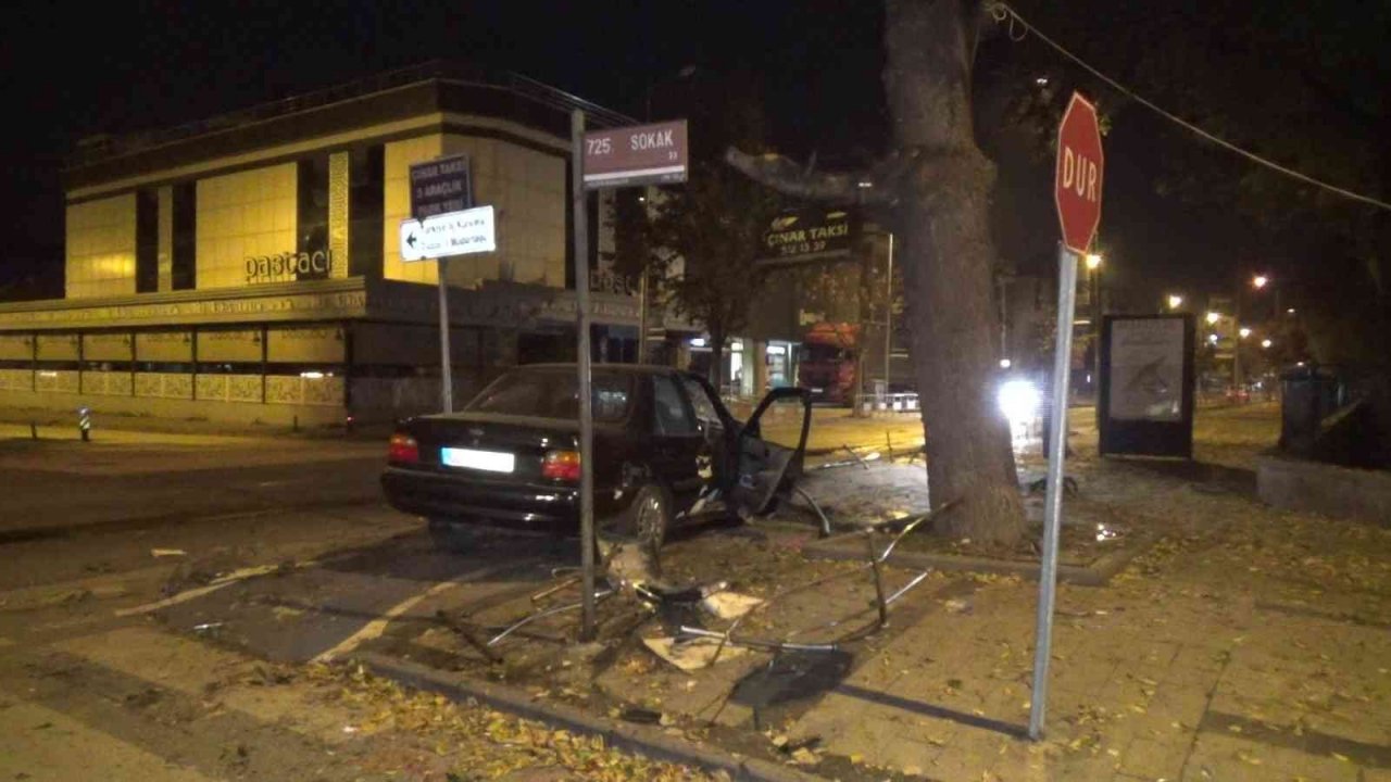 Otomobil ağaca çarptı, şoförü aracı bırakıp kaçtı