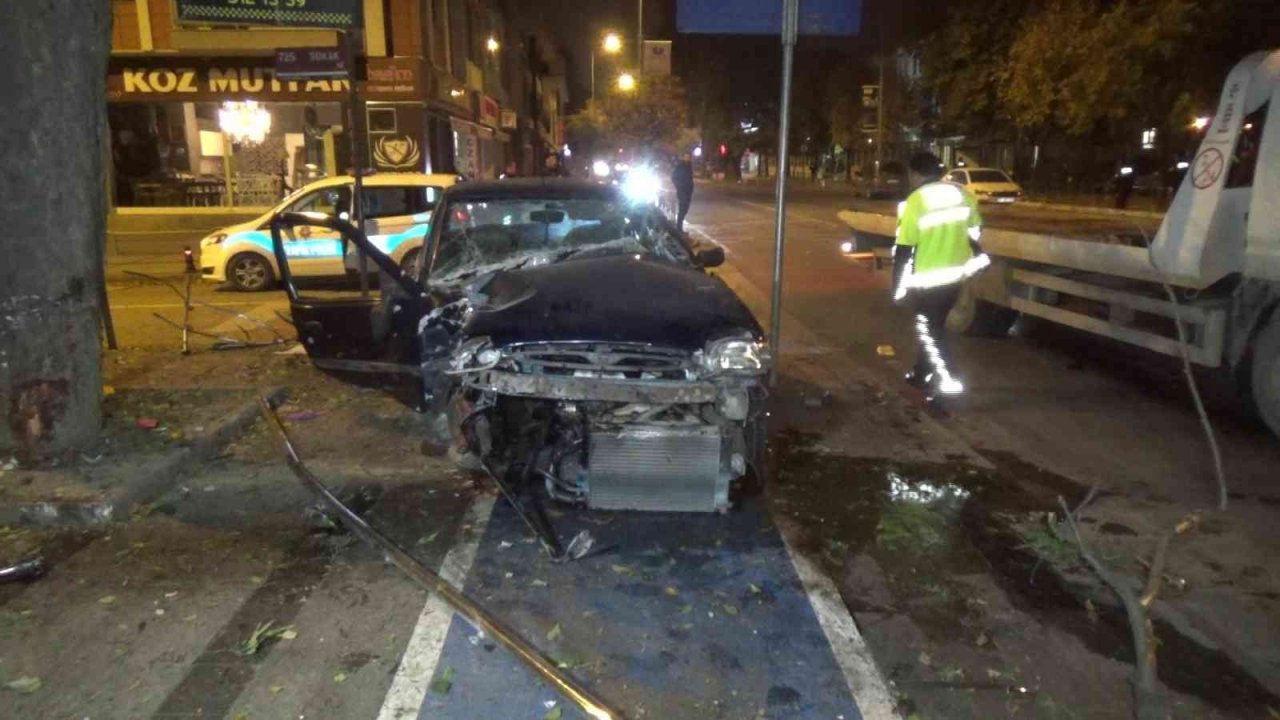 Otomobil ağaca çarptı, şoförü aracı bırakıp kaçtı