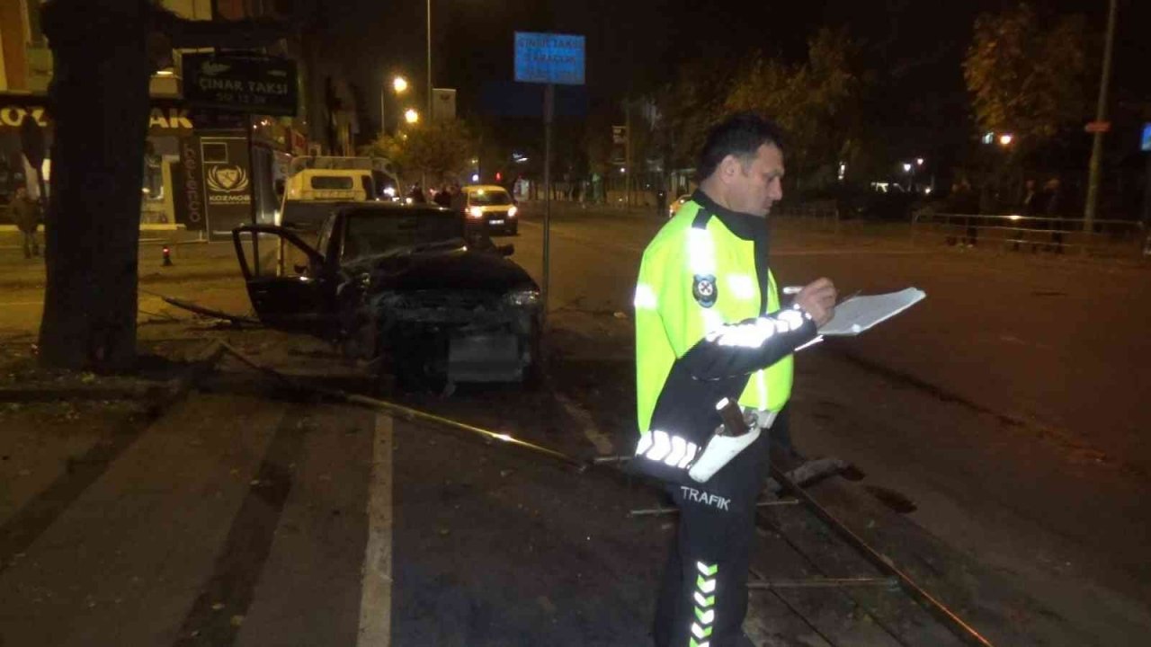 Otomobil ağaca çarptı, şoförü aracı bırakıp kaçtı