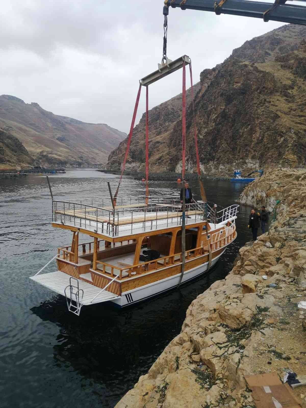 Elazığ’da onarımı tamamlanan gezi teknesi suya indirildi