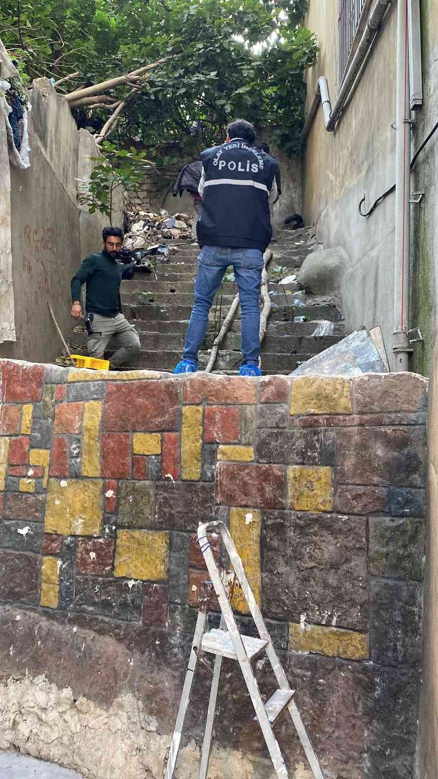 Fatih’te metruk gecekonduda insan kafatası ve kemikleri bulundu