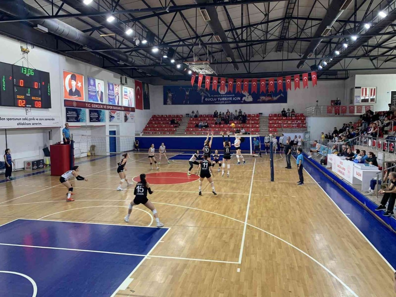 Filenin şimşekleri set vermedi