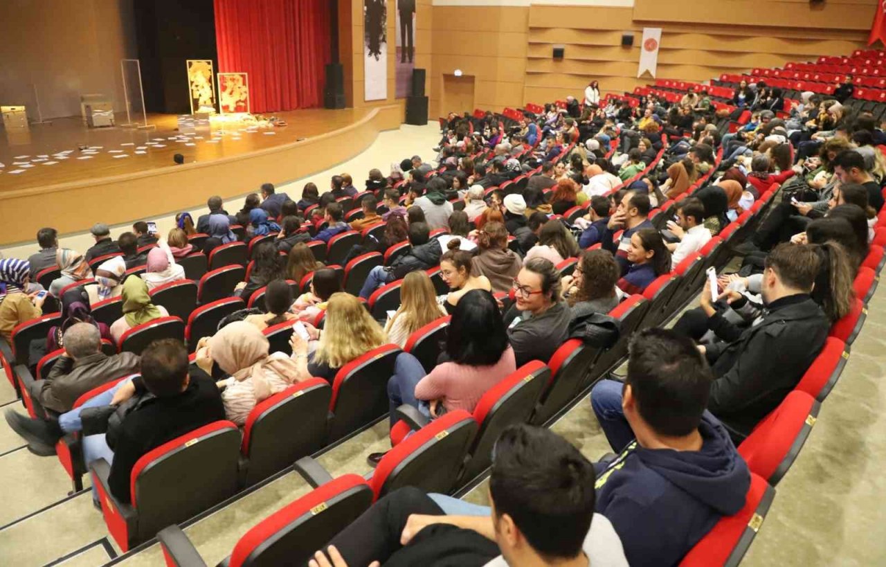 NEVÜ’de ‘Hiç Kimse’ adlı tiyatro oyunu sahnelendi