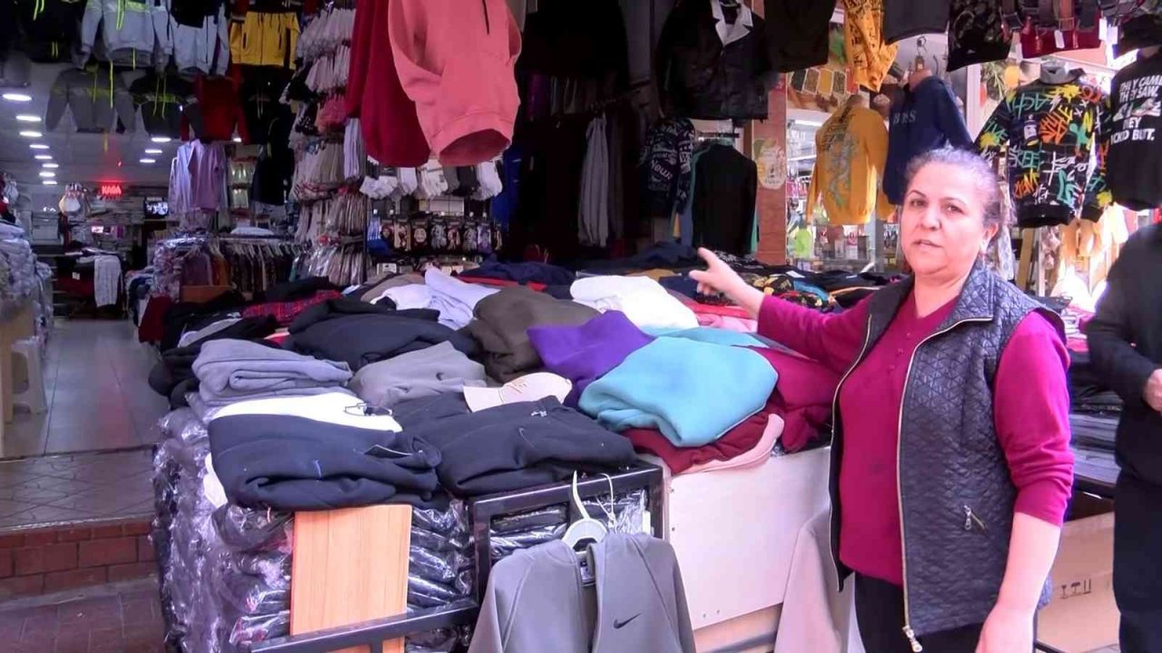 Maltepe’de mağazadan mont hırsızlığı kamerada