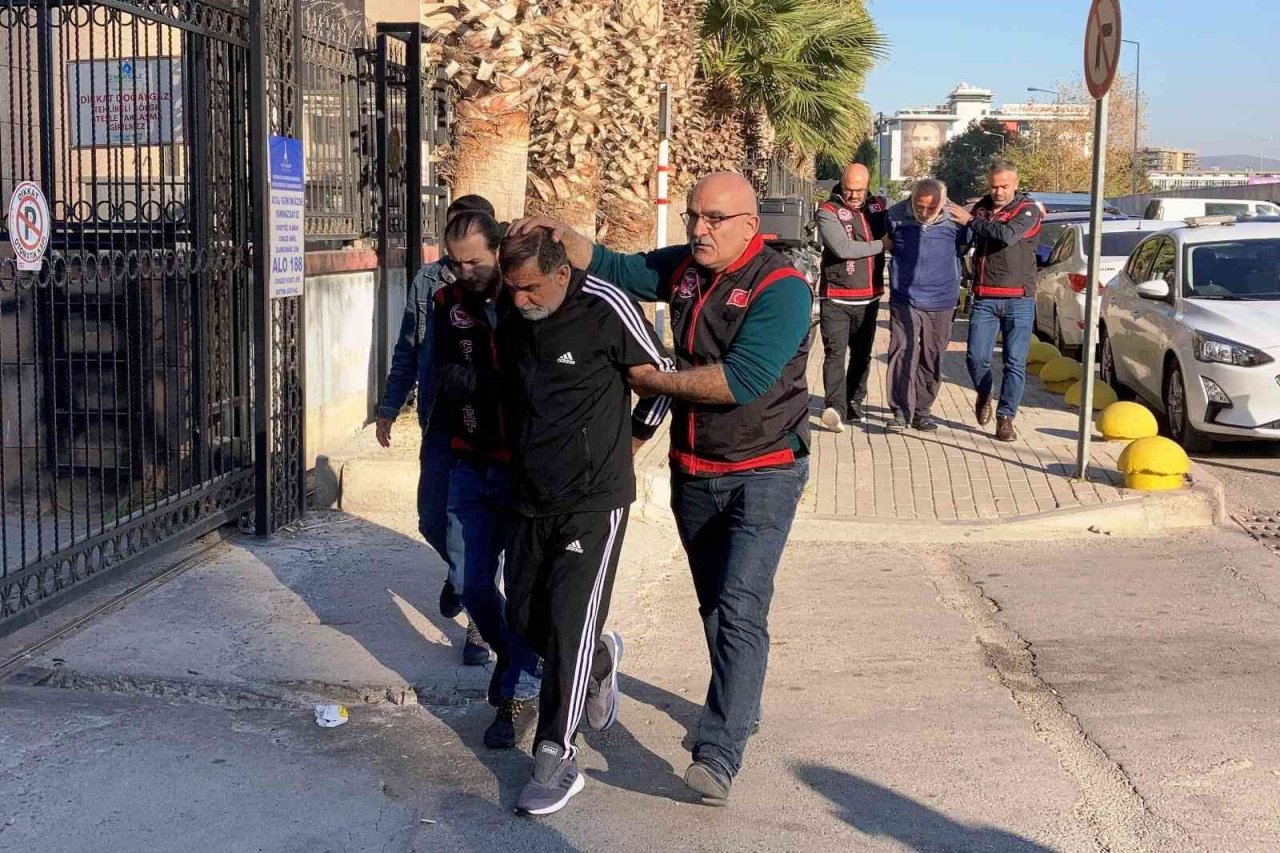 Boşanma aşamasındaki eşini öldüren katil zanlısı adliyede