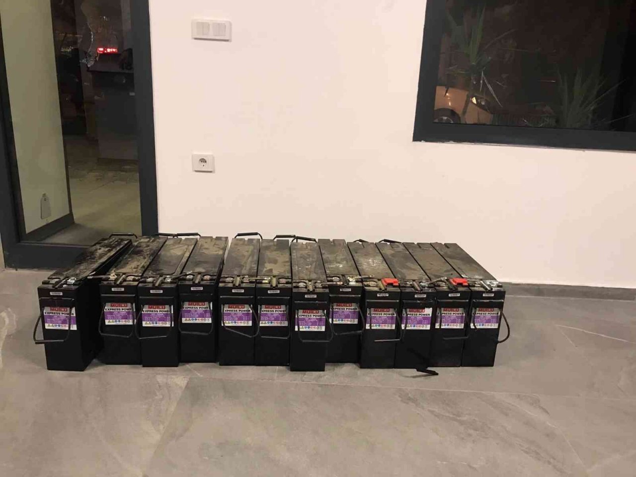 İzmir’de bazı istasyonundan aküleri çalan hırsızlara suçüstü