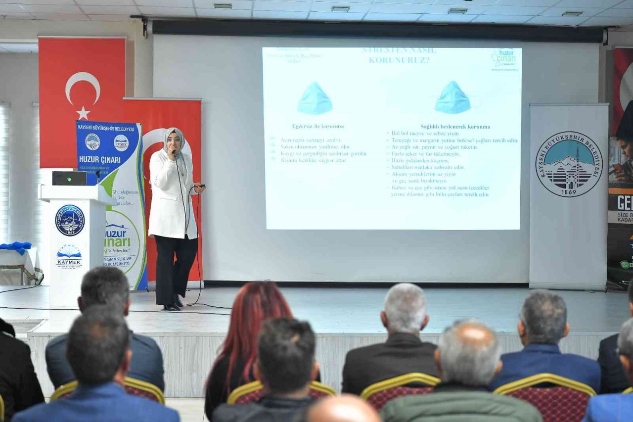 Başkan Büyükkılıç, Yeşilhisar’da muhtarlara yönelik düzenlenen eğitim seminerine katıldı