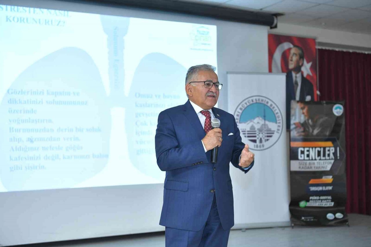 Başkan Büyükkılıç, Yeşilhisar’da muhtarlara yönelik düzenlenen eğitim seminerine katıldı