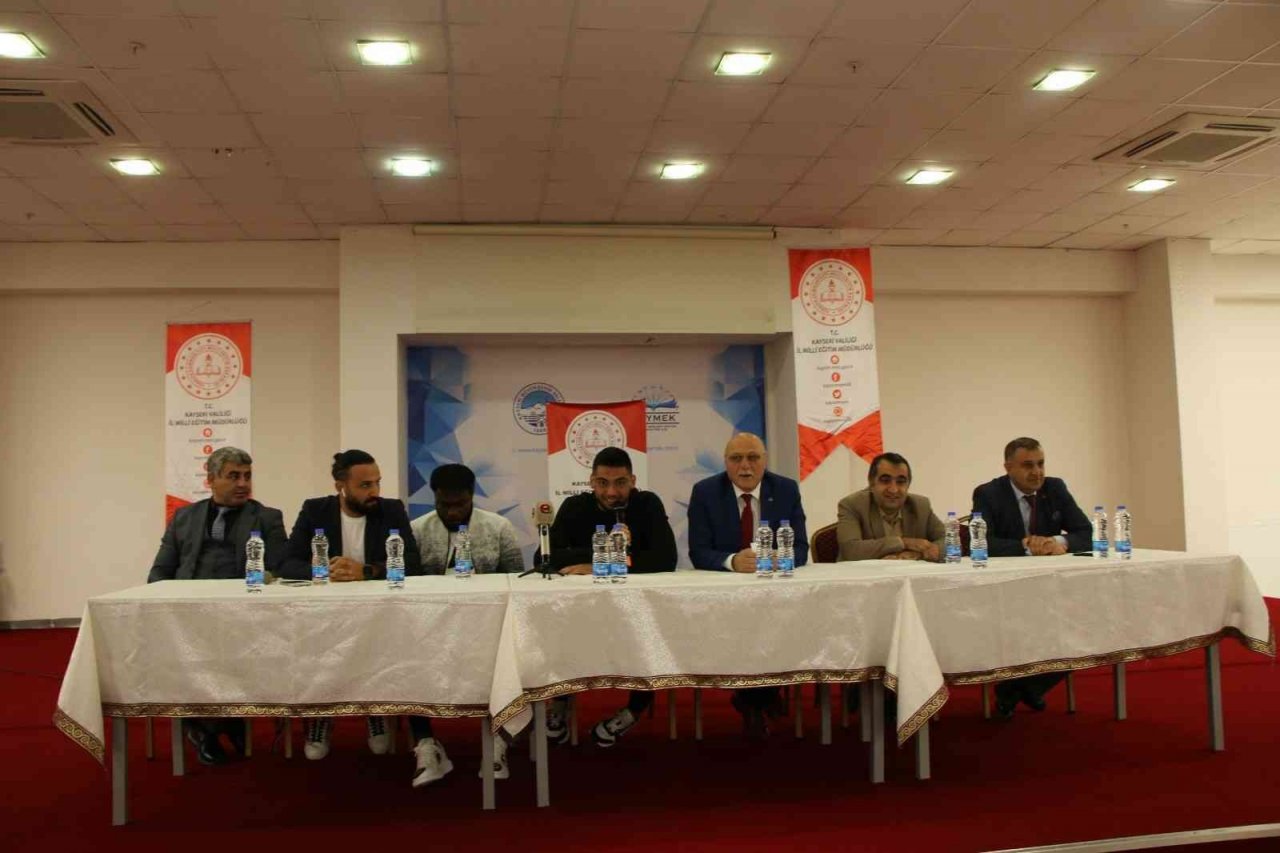 Kayserisporlu oyuncular, Tomarza’da öğrencilerle buluştu