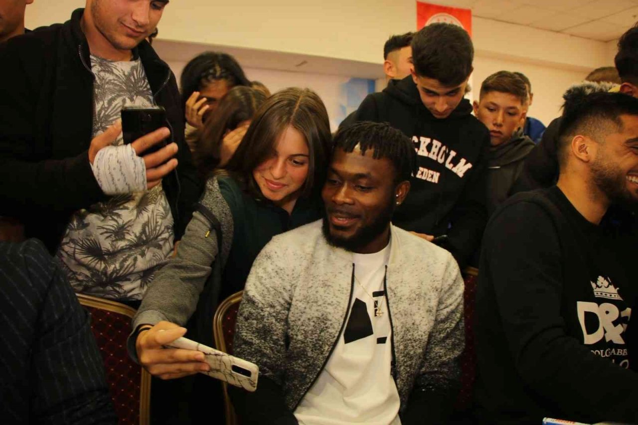 Kayserisporlu oyuncular, Tomarza’da öğrencilerle buluştu