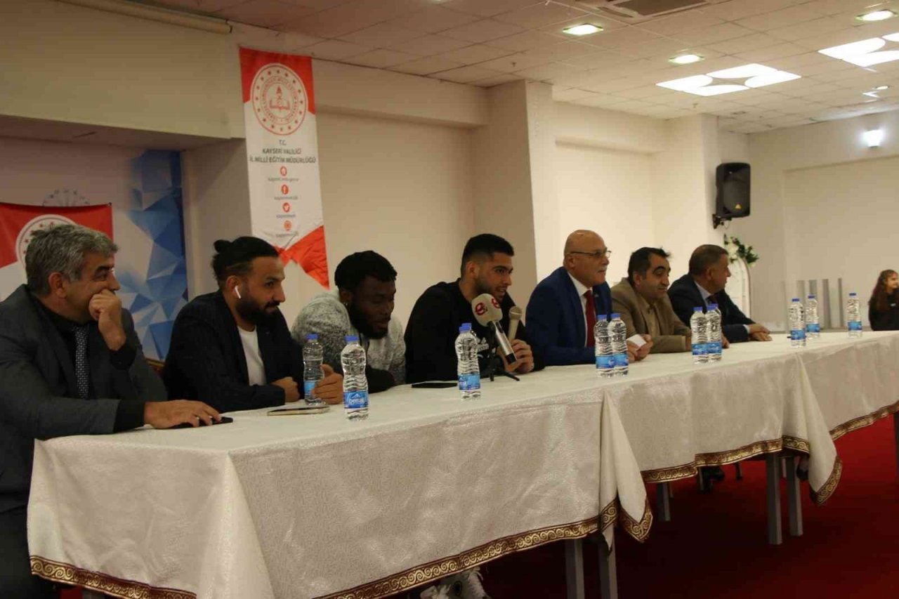Kayserisporlu oyuncular, Tomarza’da öğrencilerle buluştu