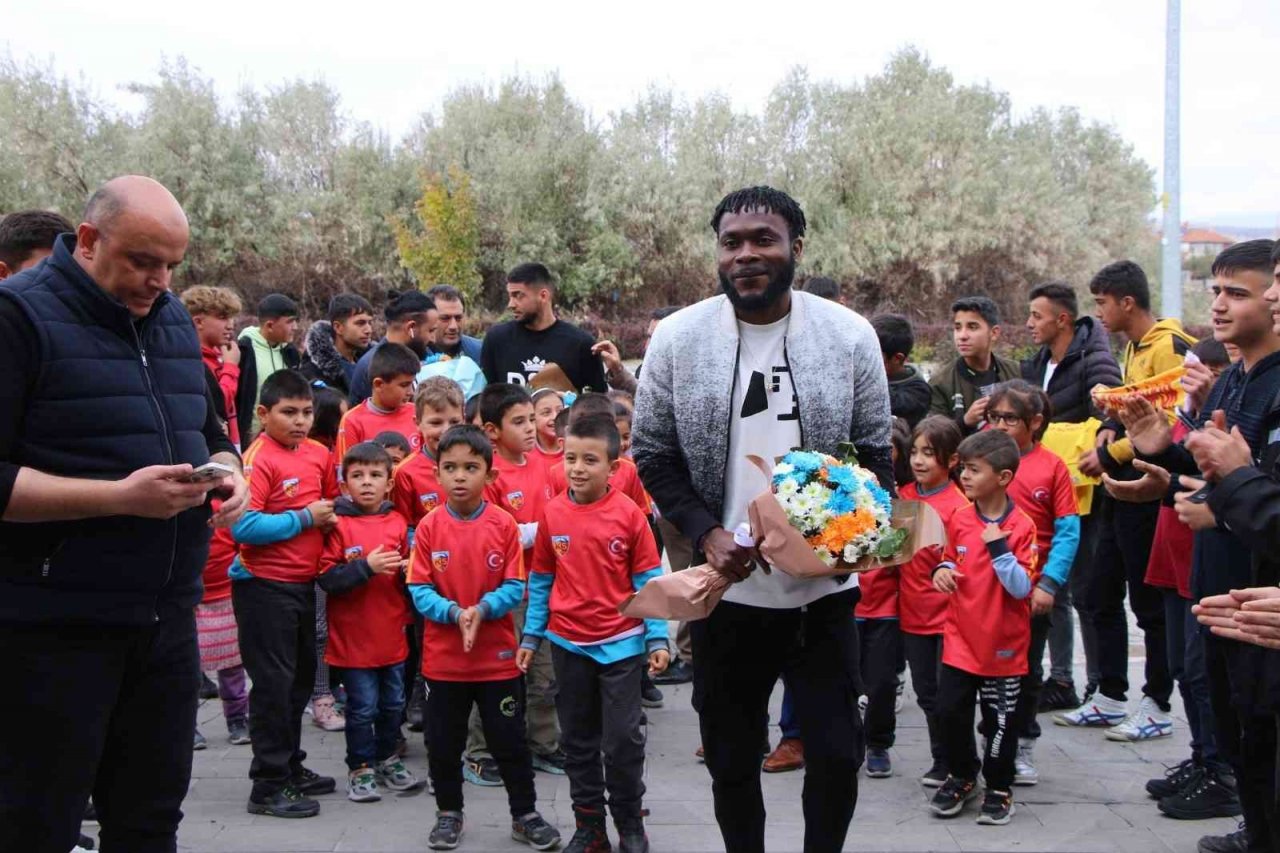 Kayserisporlu oyuncular, Tomarza’da öğrencilerle buluştu