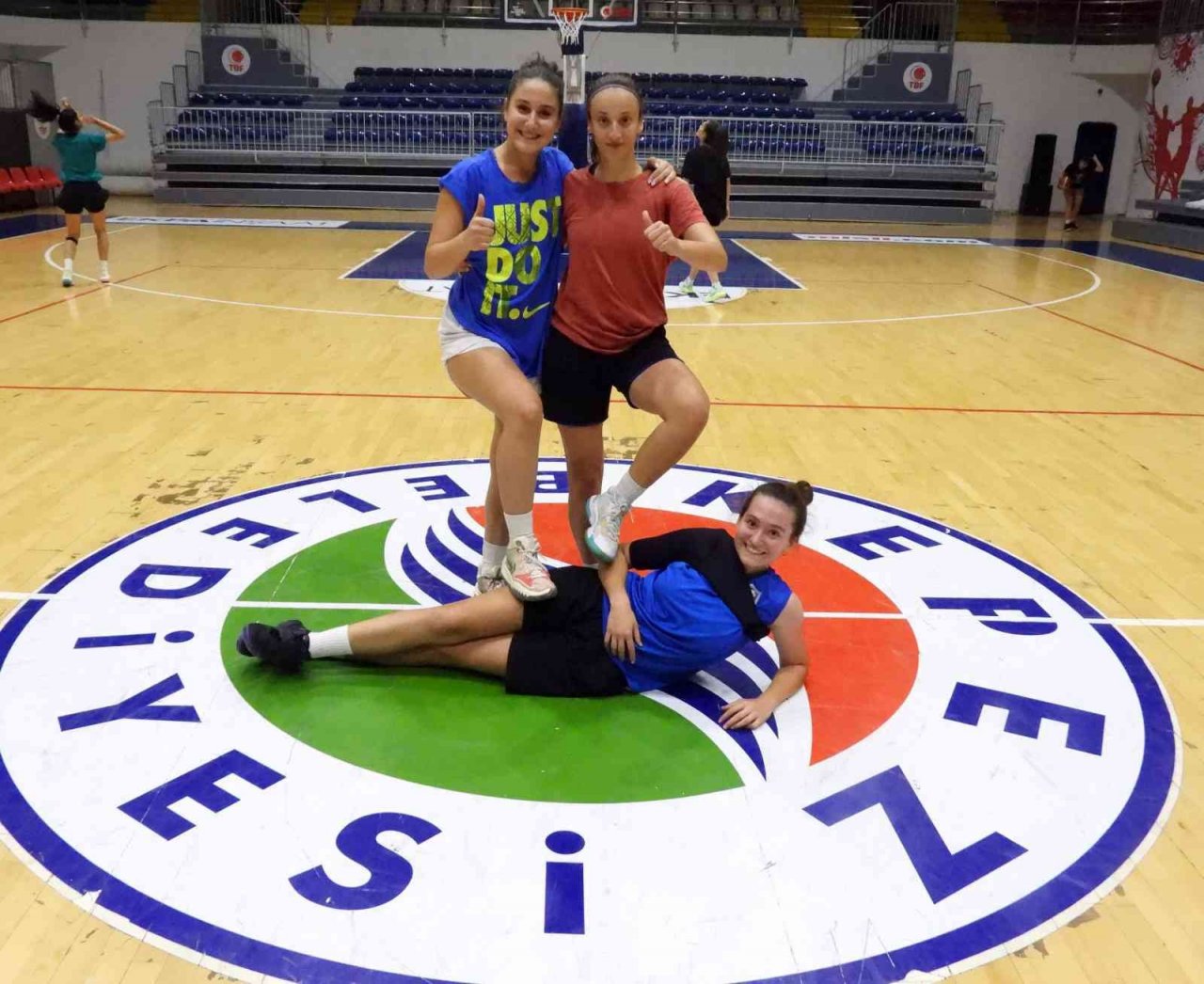 Kepez’in kız basketbol takımı şampiyonluğa yürüyor