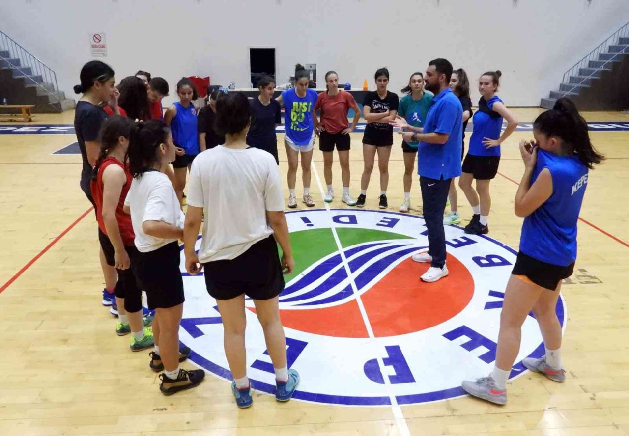 Kepez’in kız basketbol takımı şampiyonluğa yürüyor