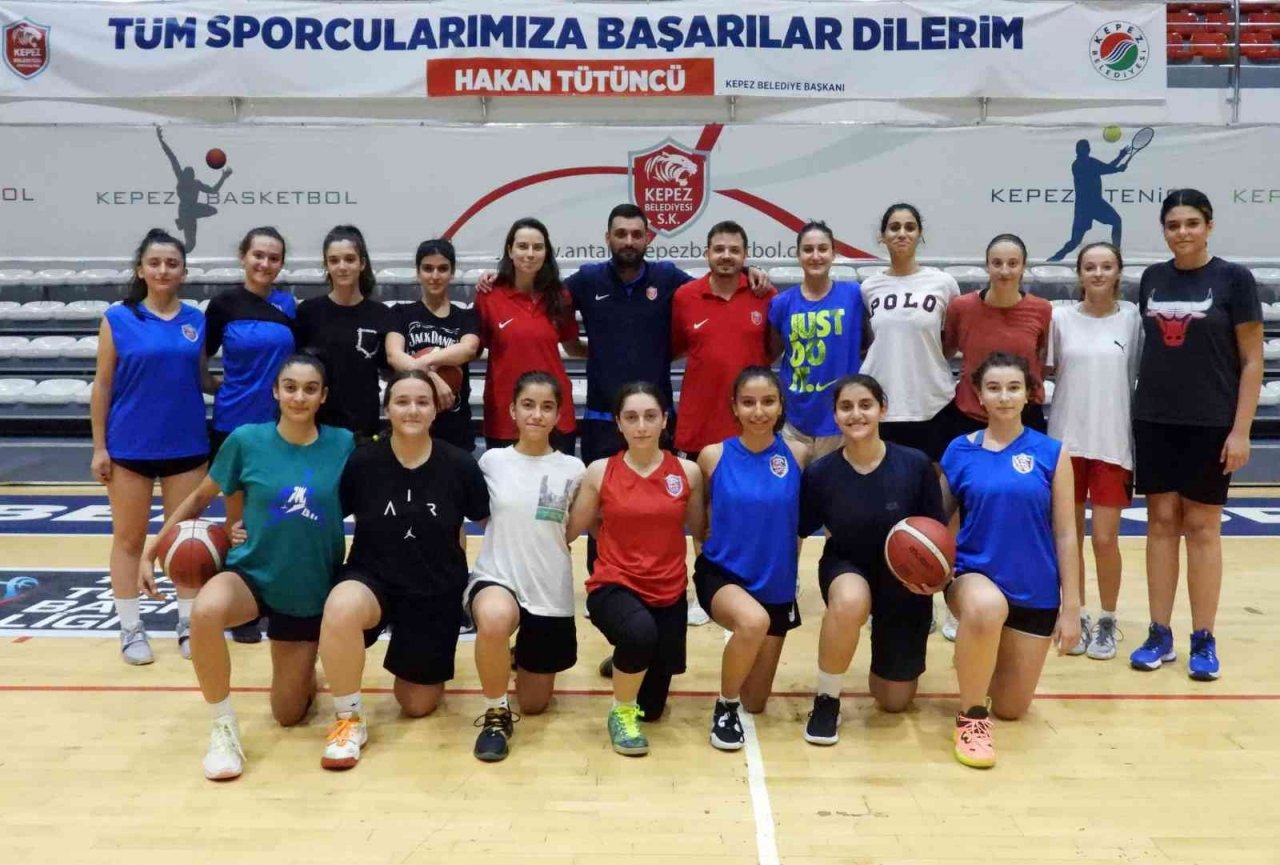 Kepez’in kız basketbol takımı şampiyonluğa yürüyor