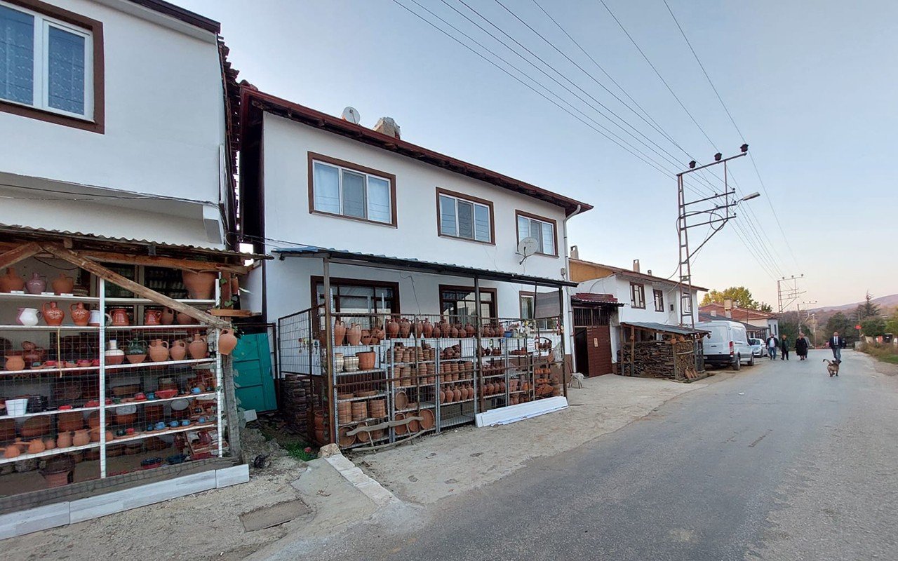 Kınık köyünün sokakları göz kamaştırıyor