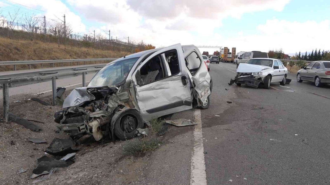 Kaza yapan araçlara çarpmamak için bariyerlere daldı: 2’si çocuk 5 yaralı