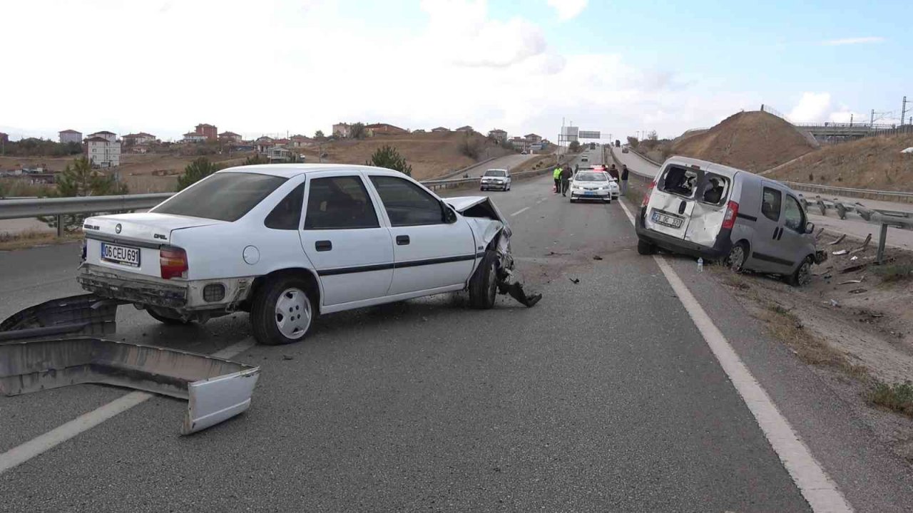 Kaza yapan araçlara çarpmamak için bariyerlere daldı: 2’si çocuk 5 yaralı