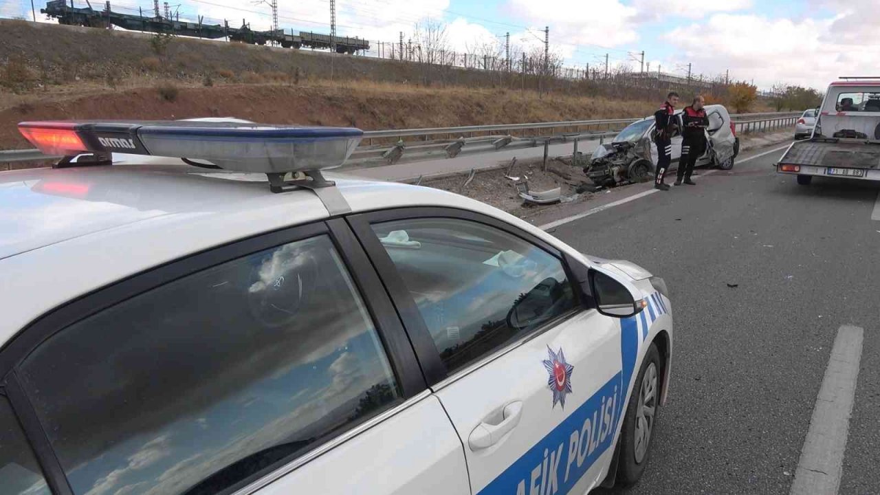 Kaza yapan araçlara çarpmamak için bariyerlere daldı: 2’si çocuk 5 yaralı