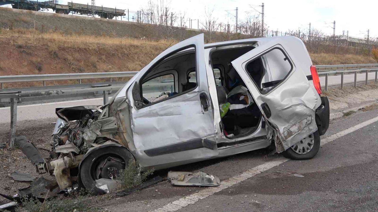 Kaza yapan araçlara çarpmamak için bariyerlere daldı: 2’si çocuk 5 yaralı