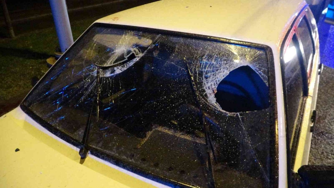 Otomobil polis aracına çarptı: 2’si polis 4 yaralı
