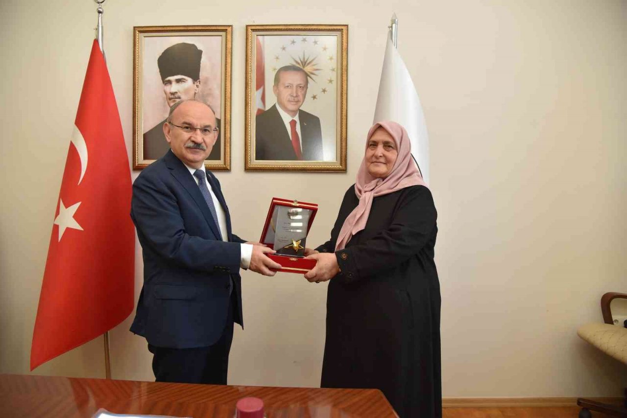 Vali Karadeniz’den hayırseverlere plaket