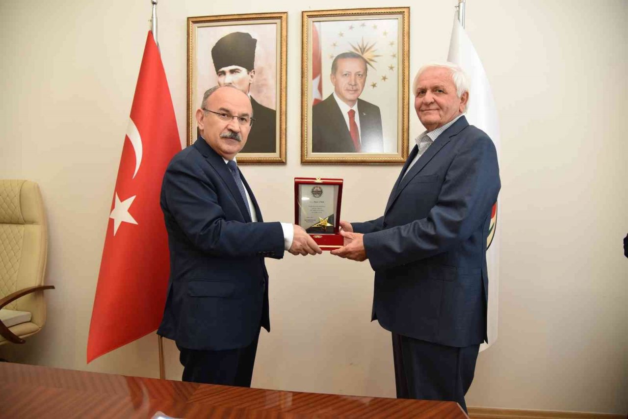 Vali Karadeniz’den hayırseverlere plaket