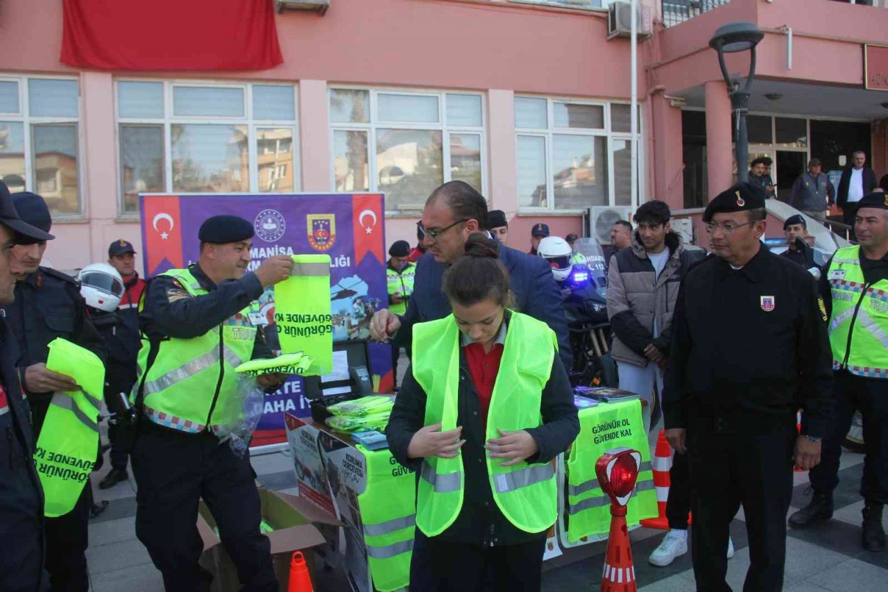 Sarıgöl’de ’Reklektif Yelek Giy, Görünür Ol" projesi