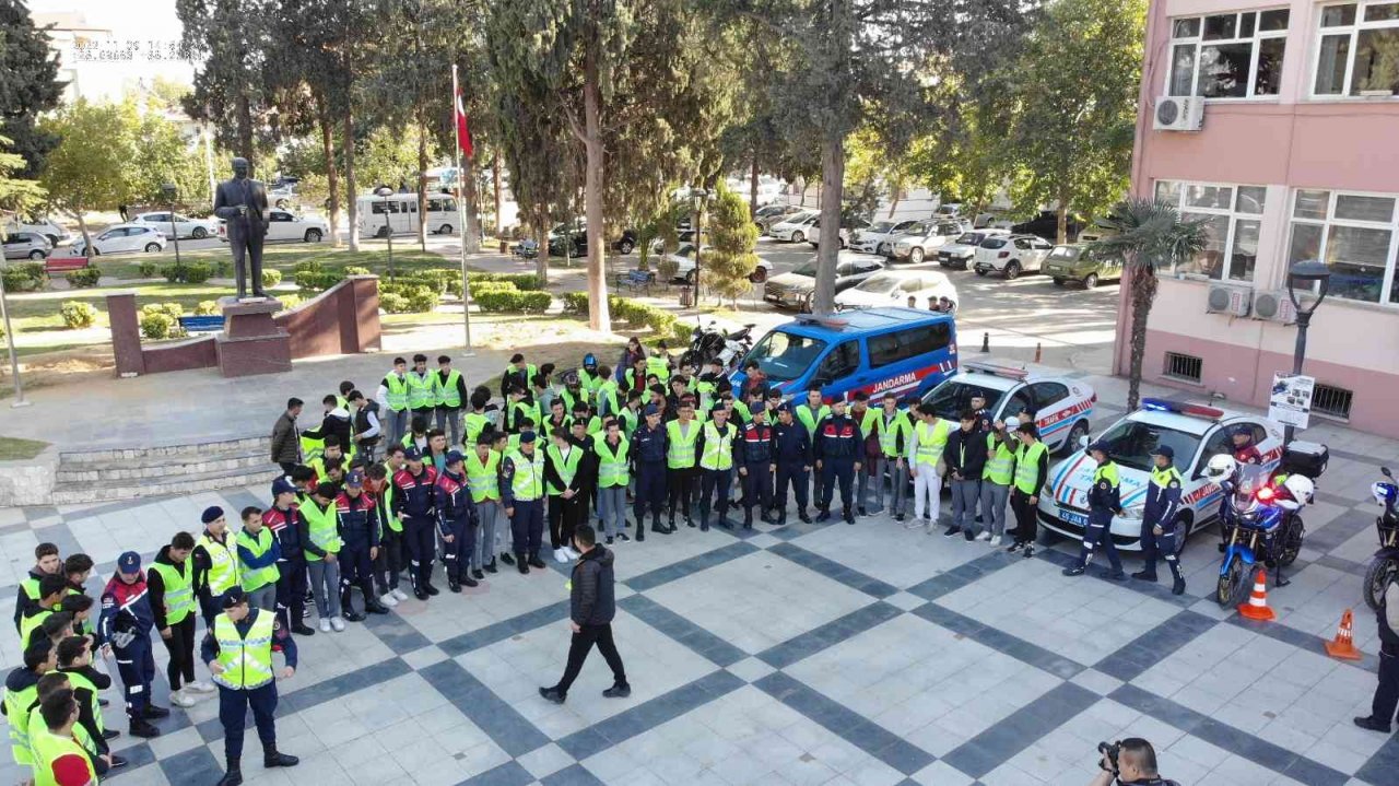 Sarıgöl’de ’Reklektif Yelek Giy, Görünür Ol" projesi