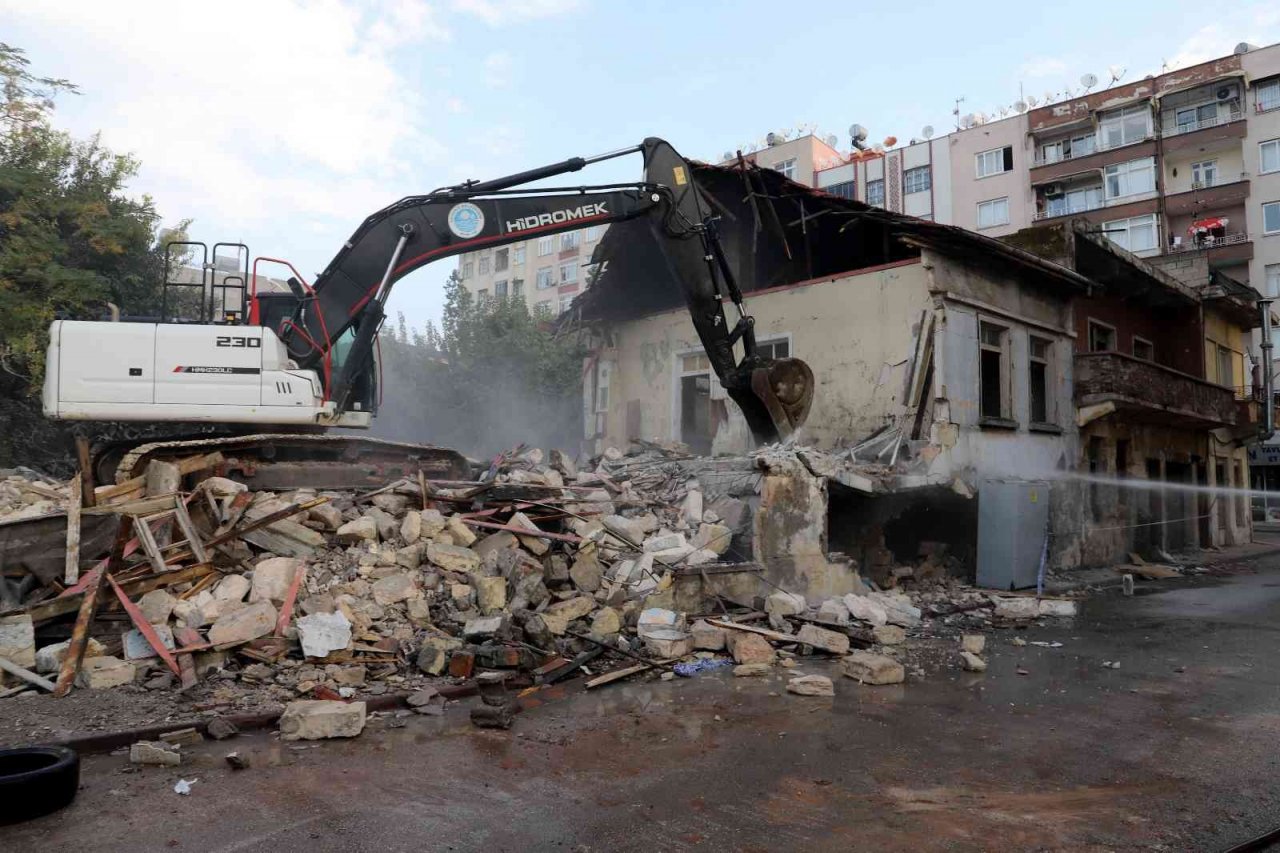 Mersin’de tehlike oluşturan 3 metruk bina yıkıldı