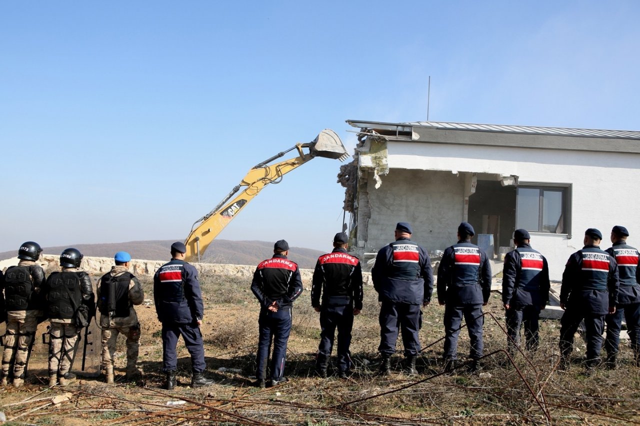 Bursa’da kaçak villalar yıkıldı