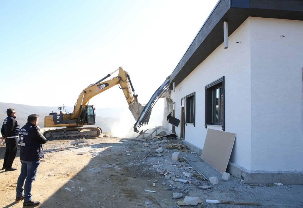 Bursa’da kaçak villalar yıkıldı