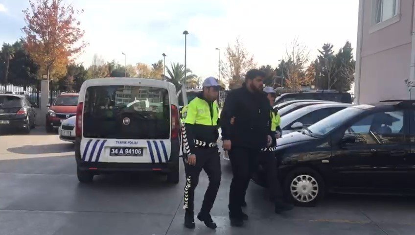 Pendik’te motosiklet sürücüsünün omzunda yolculuk eden kişi ile sürücüye bin 15 TL ceza